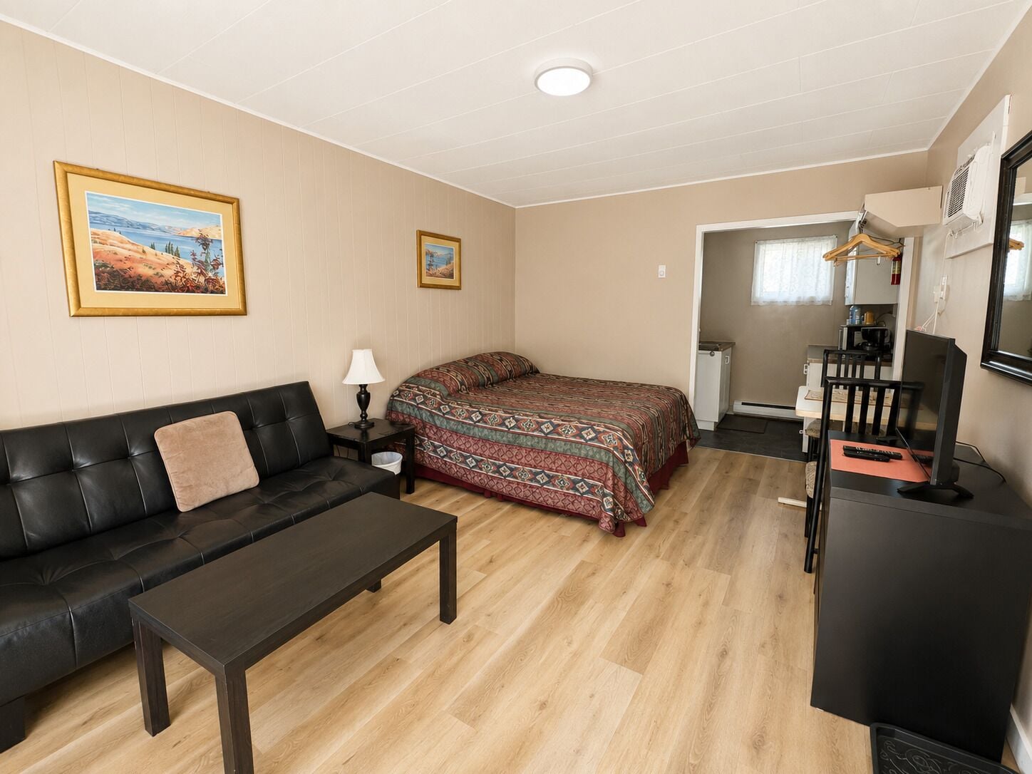 Deluxe 1 Queen | Free WiFi, bed sheets