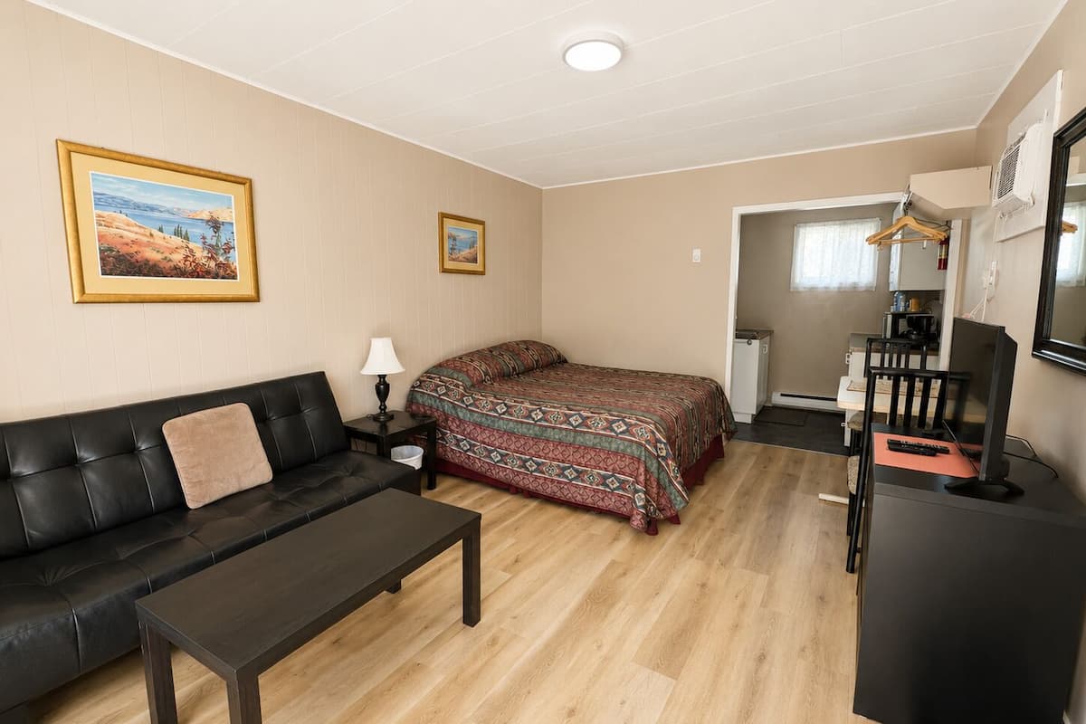 Deluxe 1 Queen | Free WiFi, bed sheets