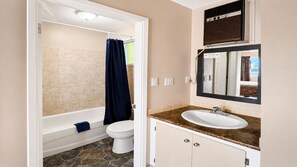 Standard Double Room, 1 Queen Bed | Bathroom