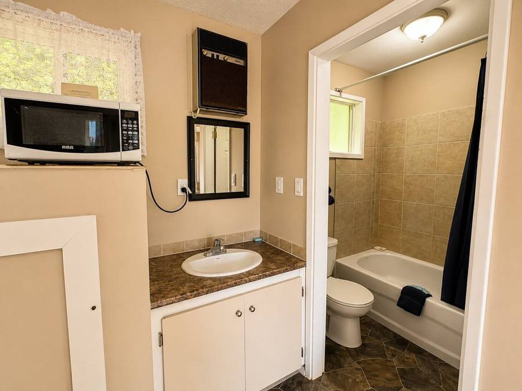 Chambre (2 Beds 1 Queen Bed and 1 Double Bed) | Wi-Fi gratuit, draps fournis