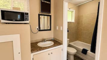 Chambre (2 Beds 1 Queen Bed and 1 Double Bed) | Wi-Fi gratuit, draps fournis