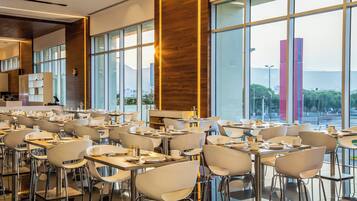 Se sirven desayunos, comidas, cenas y cocina internacional