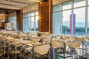 Frokost, lunsj og middag serveres, internasjonale retter 