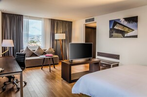 Caja de seguridad en la habitación y escritorio 