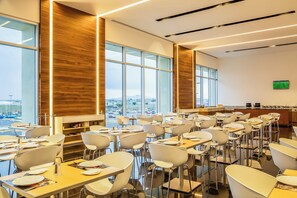 Se sirven desayunos, almuerzos y cenas; cocina internacional