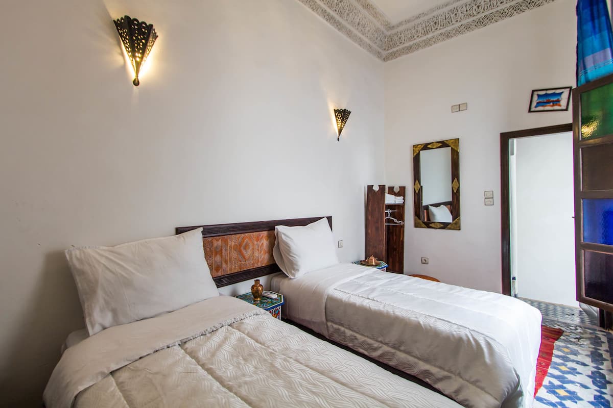 Habitación con 1 cama doble o 2 individuales, baño privado | Ropa de cama de alta calidad y wifi gratis