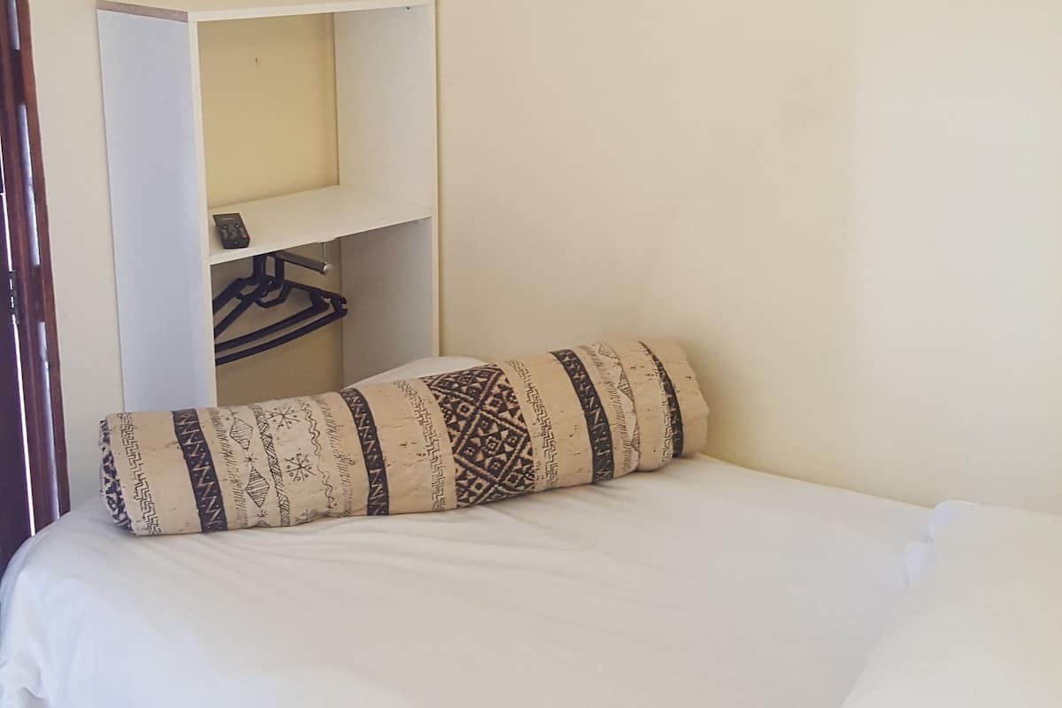 Cubrecamas, decoración personalizada, muebles diferentes y wifi gratis