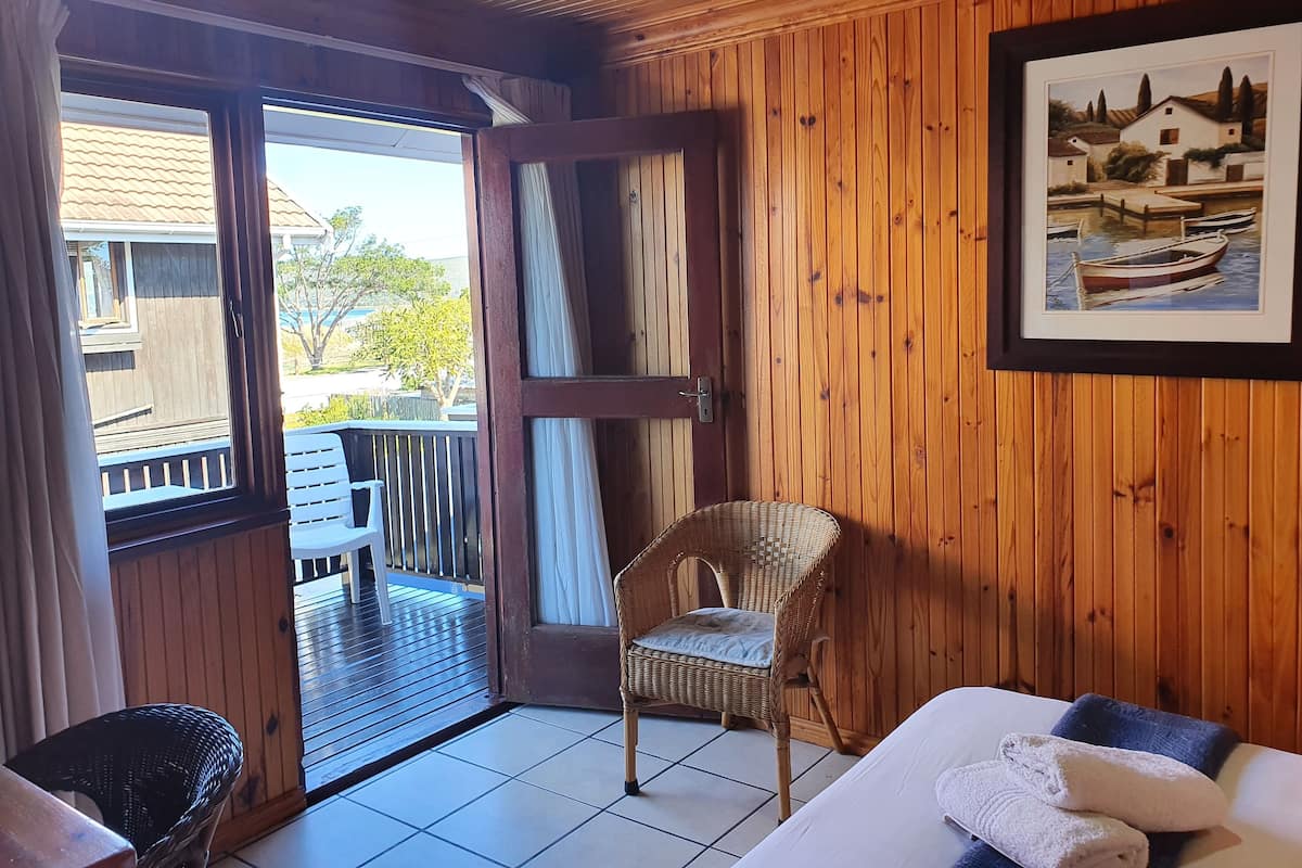 Cubrecamas, decoración personalizada, muebles diferentes y wifi gratis