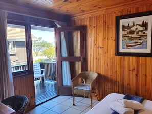 Double Room (Budget) | Down duvets, individually decorated, individually furnished, free WiFi - Lakeside Knysna Accomodation (Knysna)