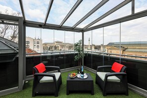 Suite de lujo, 1 habitación, bañera de hidromasaje | Terraza o patio