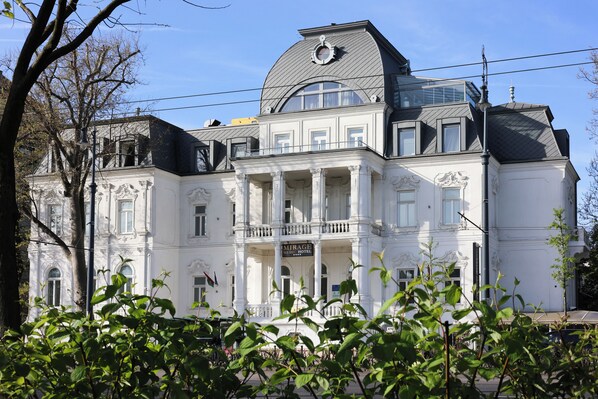 Vista frontal de la propiedad