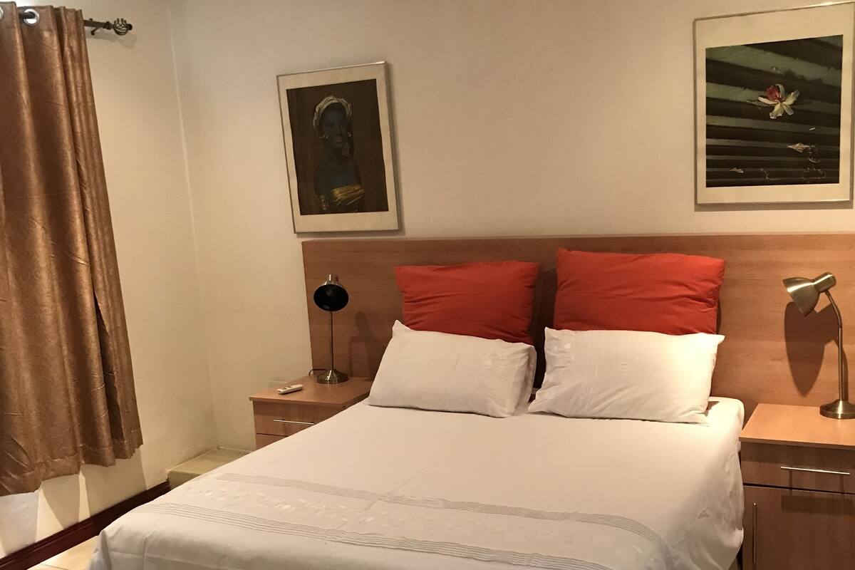 Room 5 | Literie de qualité supérieure, bureau, fer et planche à repasser