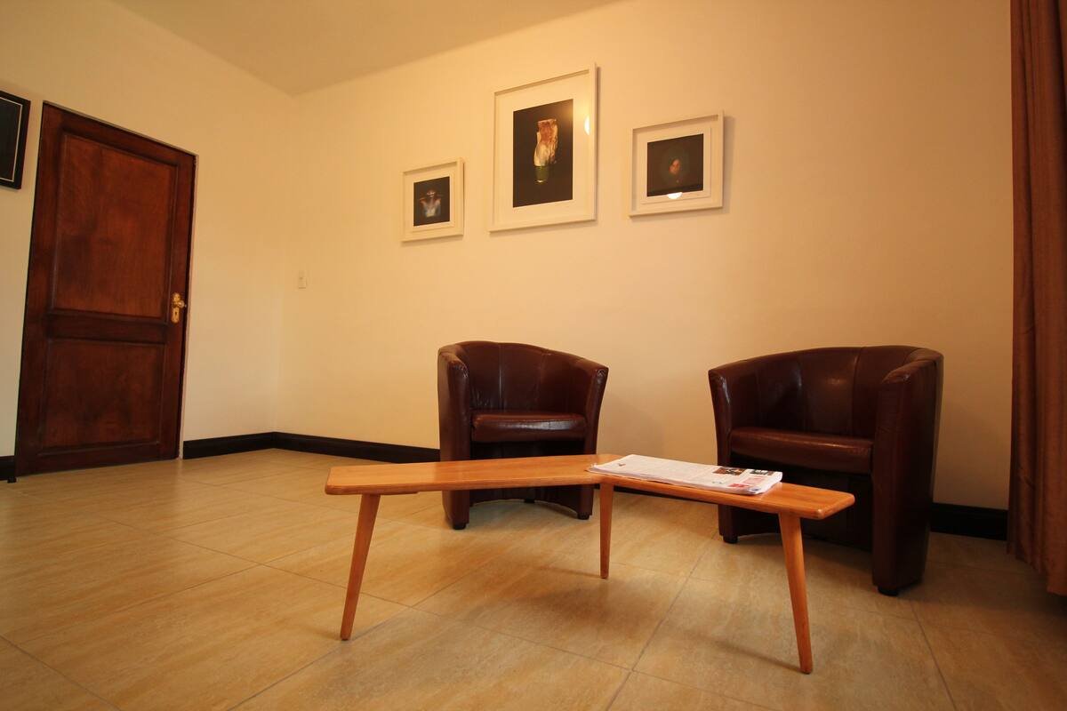 Room 2 | Literie de qualité supérieure, bureau, fer et planche à repasser