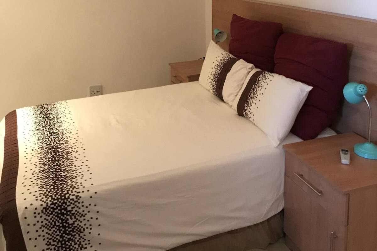 Double Room with Shower | Literie de qualité supérieure, bureau, fer et planche à repasser