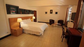 Premium bedding, desk, iron/ironing board, free WiFi