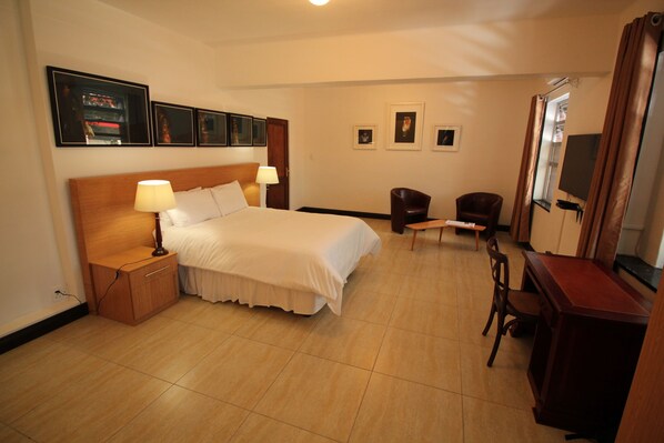 Literie de qualité supérieure, bureau, fer et planche à repasser