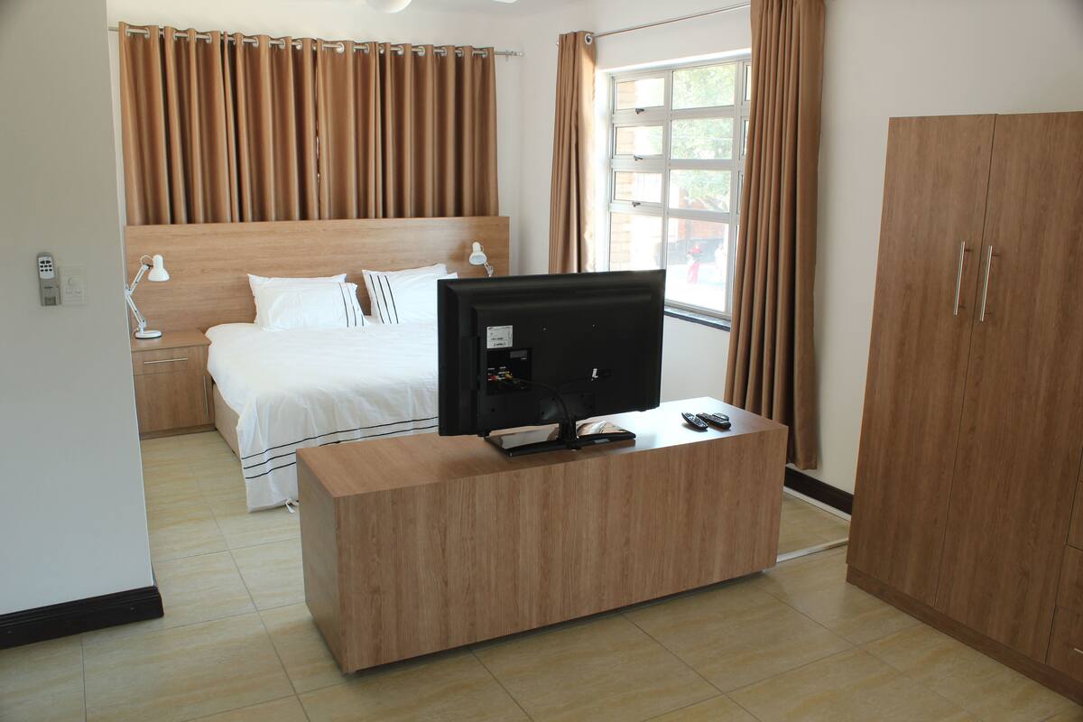 Literie de qualité supérieure, bureau, fer et planche à repasser