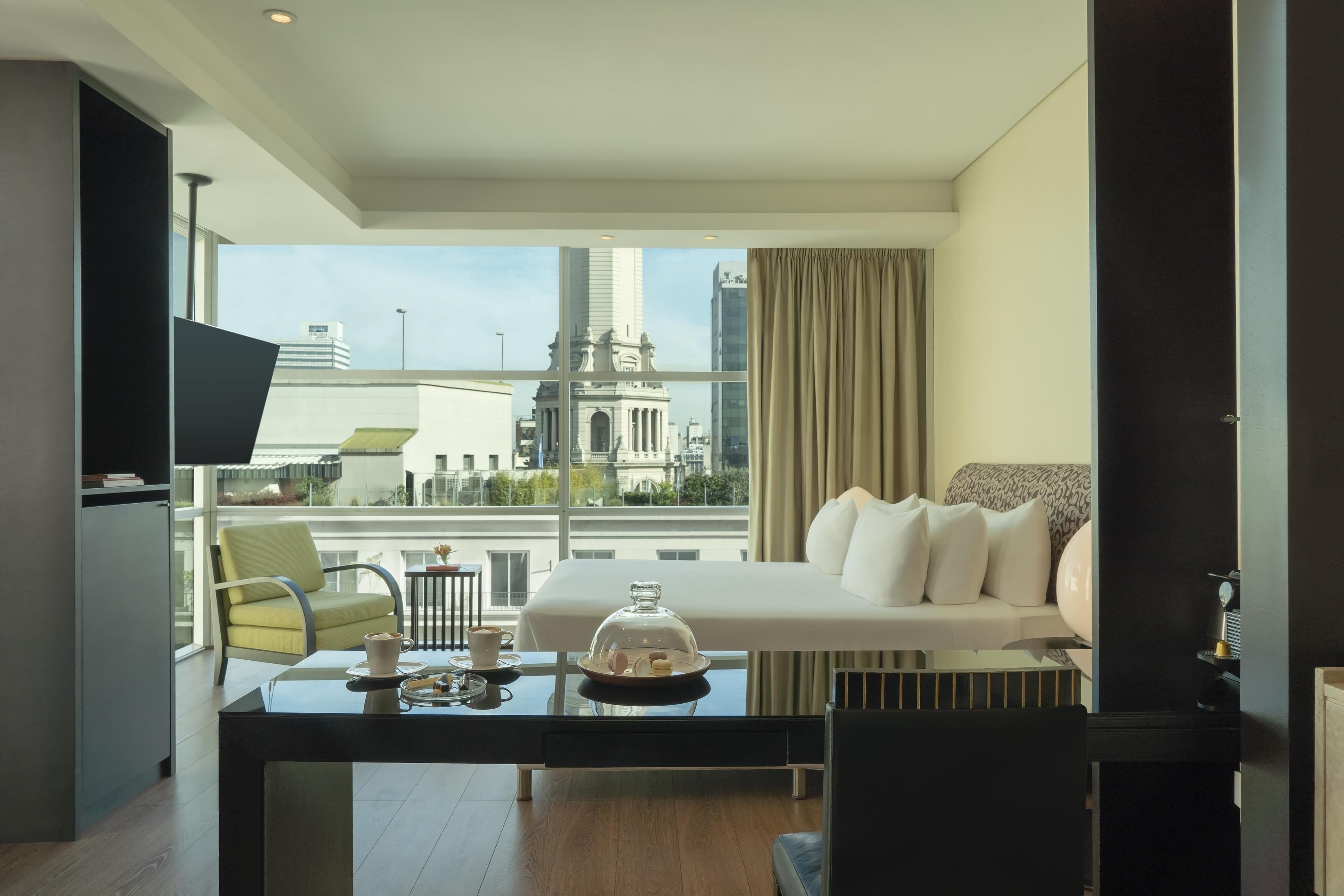 高級寝具、羽毛の掛け布団、ピロートップベッド、ミニバー