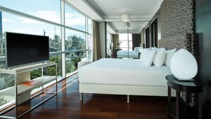 A modern hotel room with a large bed, a TV, and a city view. - NH Collection Buenos Aires Centro Histórico (Buenos Aires)