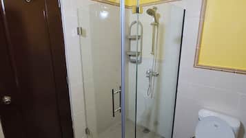 Habitació triple | Bany | Dutxa, assecador de cabells i tovalloles