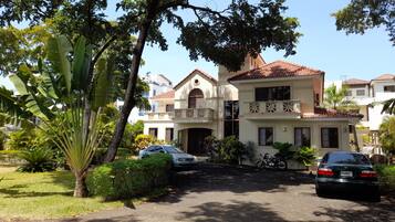 Vista frontal de la propiedad