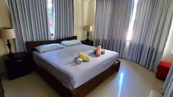 Small Room | Cortinas blackout, Wi-Fi de cortesia, roupa de cama