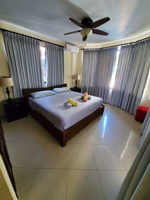 Small Room | Cortinas blackout, wifi gratis y ropa de cama