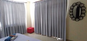 Small Room | Pimennysverhot, ilmainen Wi-Fi, vuodevaatteet