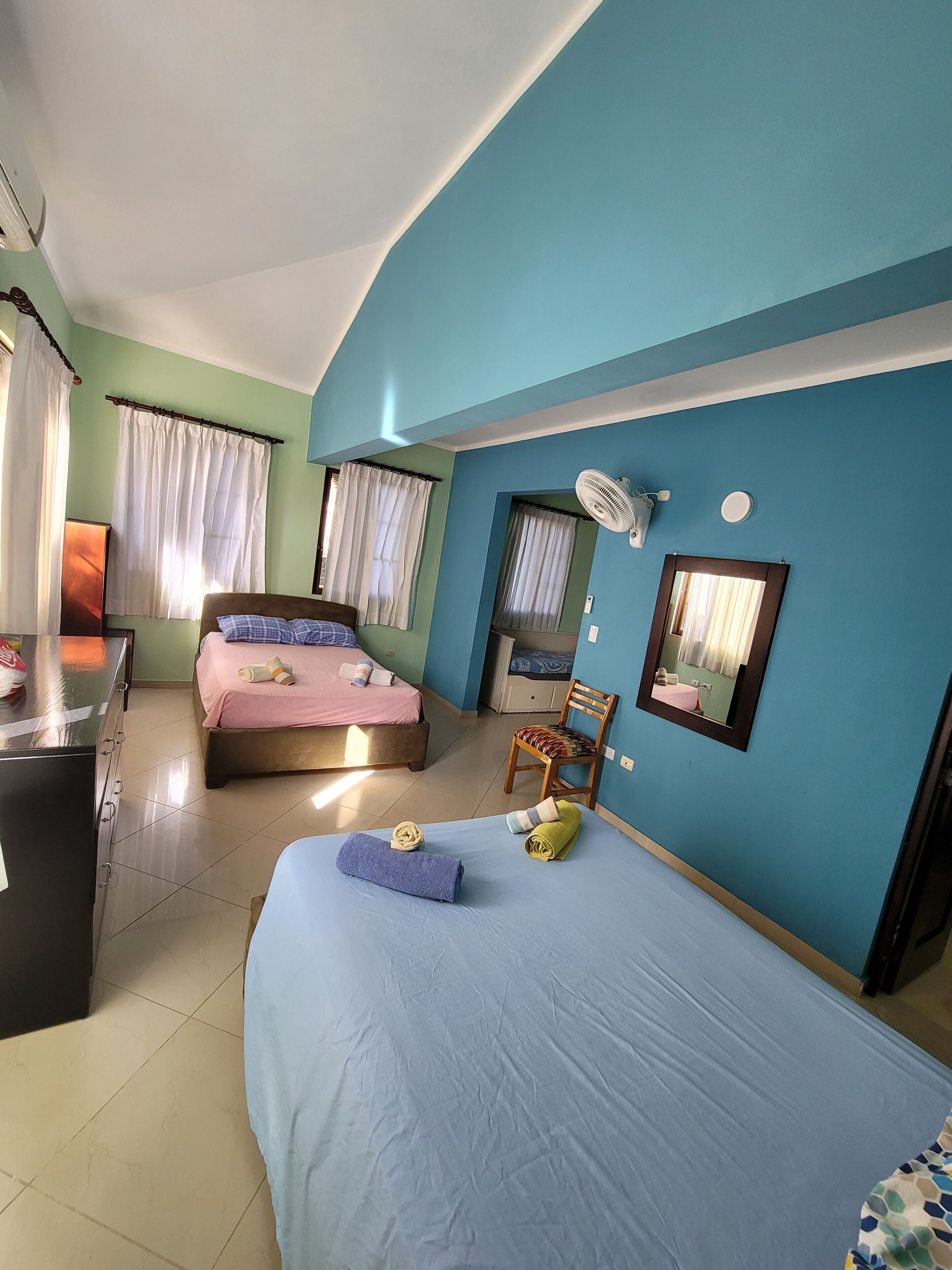 Chambre triple | Rideaux d’obscurcissement, accès au Wi-Fi (inclus), literie fournie