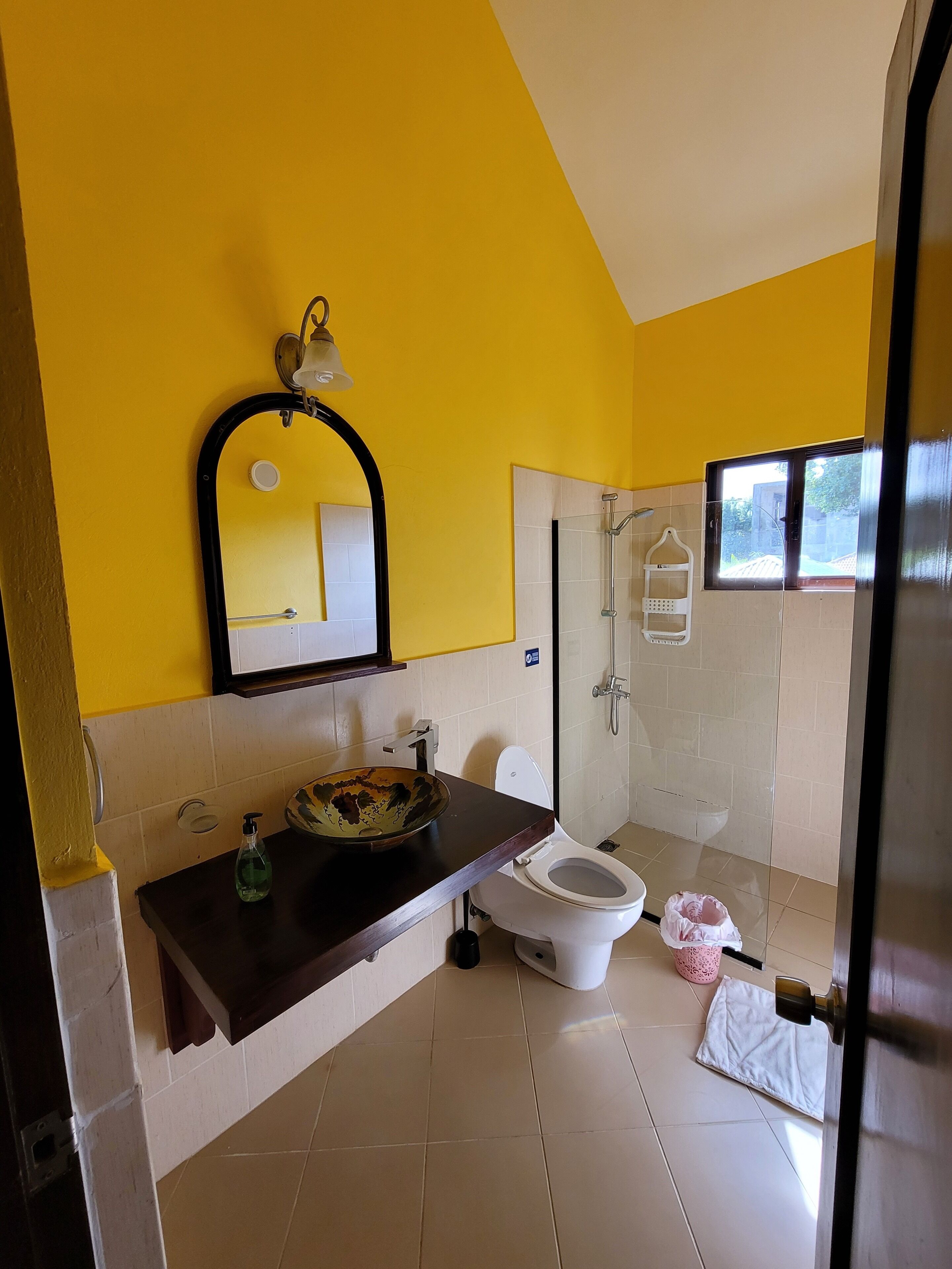 Chambre double | Salle de bain | Douche, séchoir à cheveux, serviettes fournies