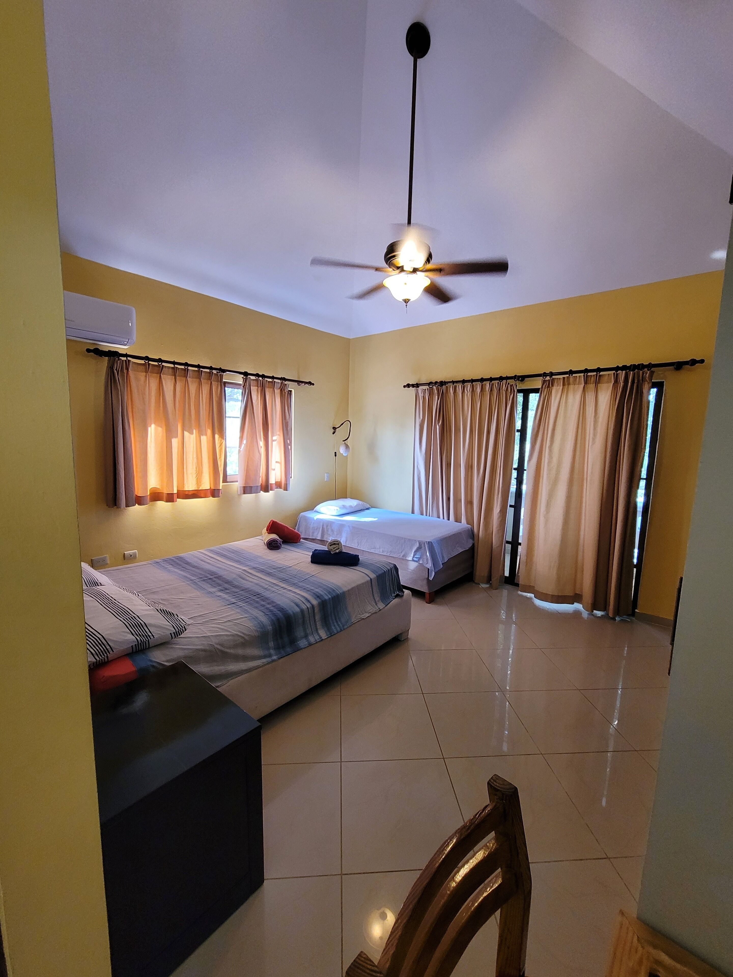 Kahden hengen huone | Pimennysverhot, ilmainen Wi-Fi, vuodevaatteet