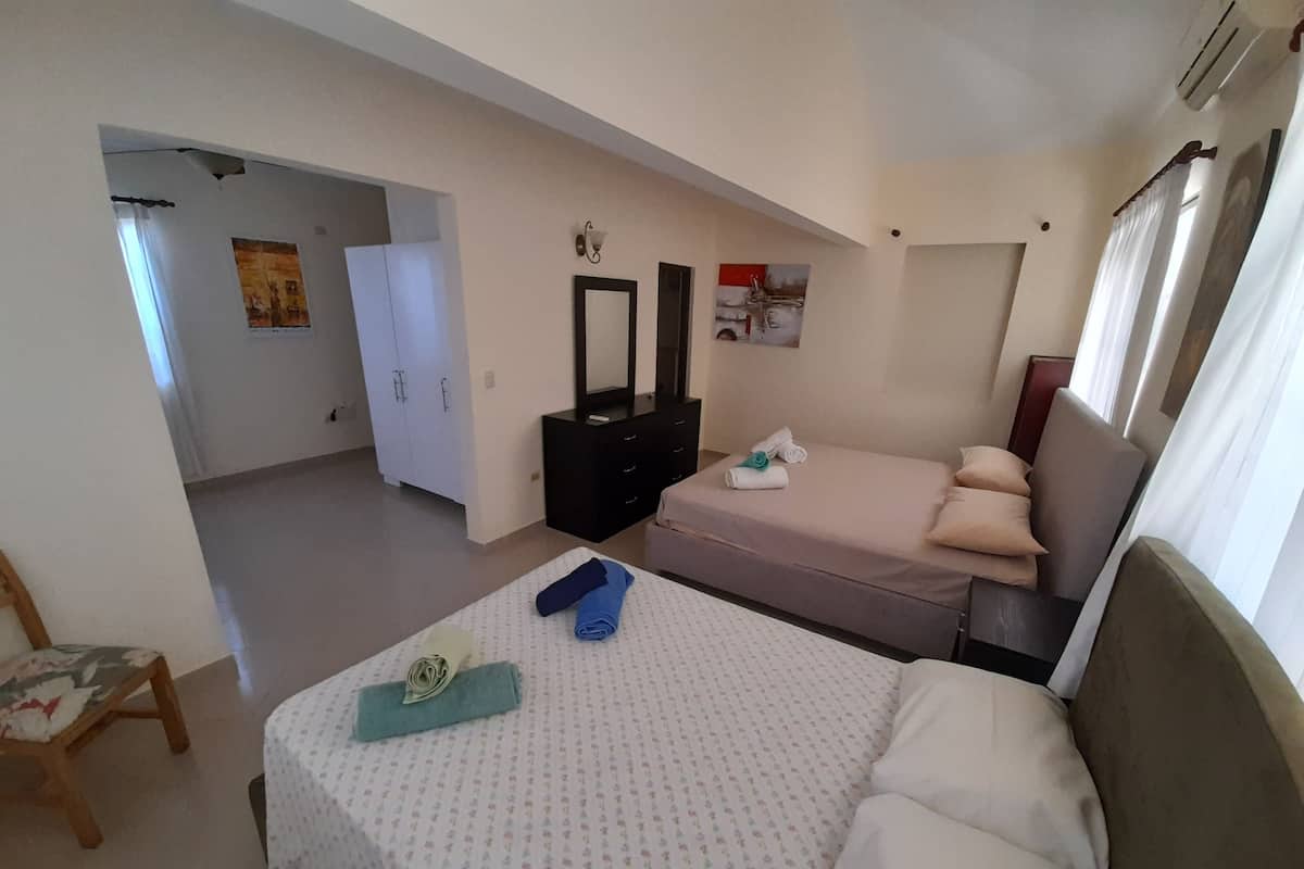 Triple Room | Blackout drapes, free WiFi, bed sheets
