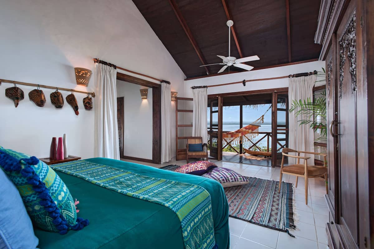 Ropa de cama de alta calidad y minibar 