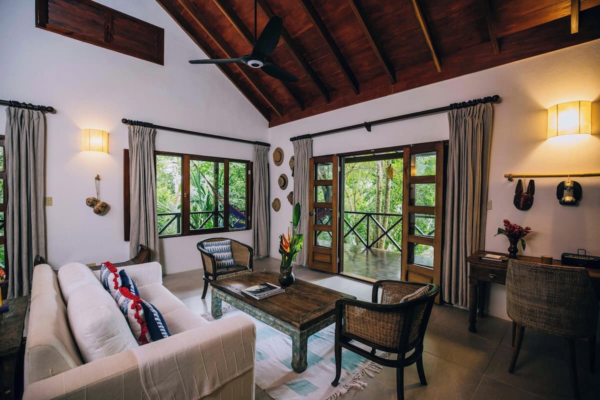 Chambre supérieure, 1 trÚs grand lit, vue sur le lac, cÎté jardin | Literie de qualité, minibar, coffre-fort, bureau