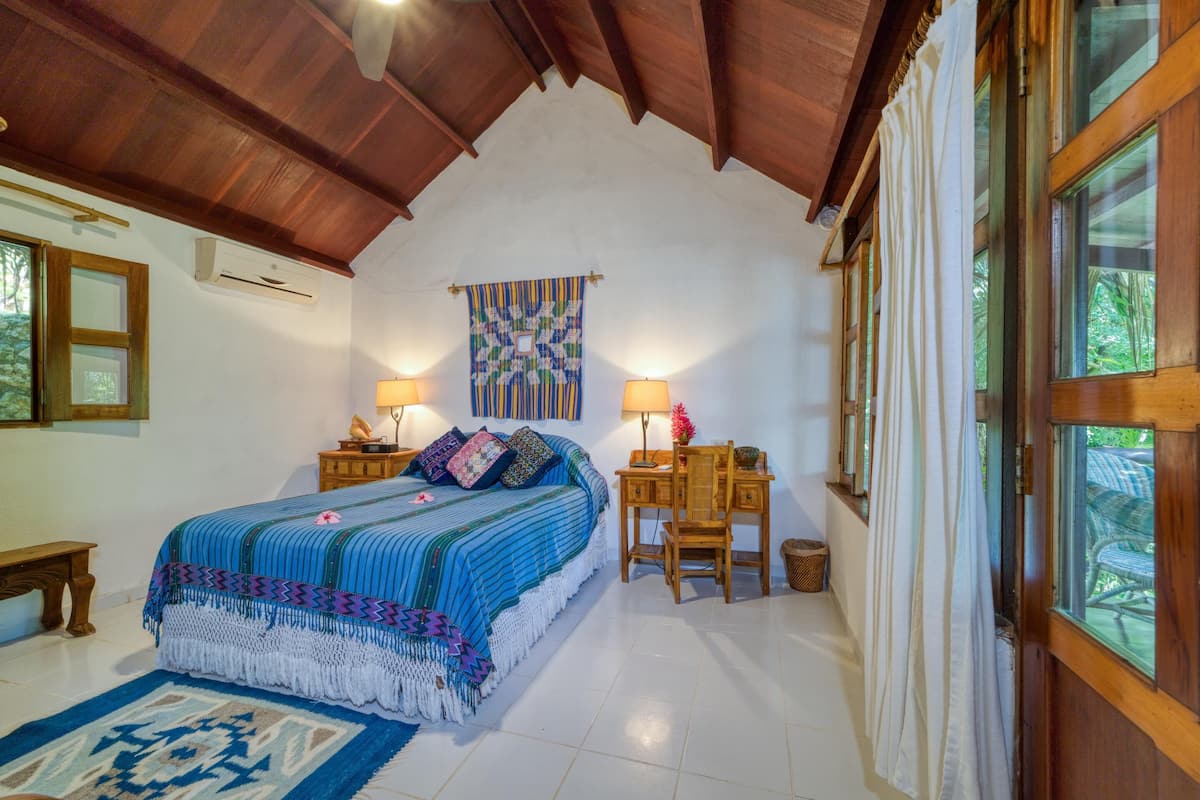 Phòng Tiêu chuẩn, 1 giường cỡ queen, quang cảnh vườn, khu vực vườn | Bộ đồ giường cao cấp, minibar, két bảo mật tại phòng, bàn