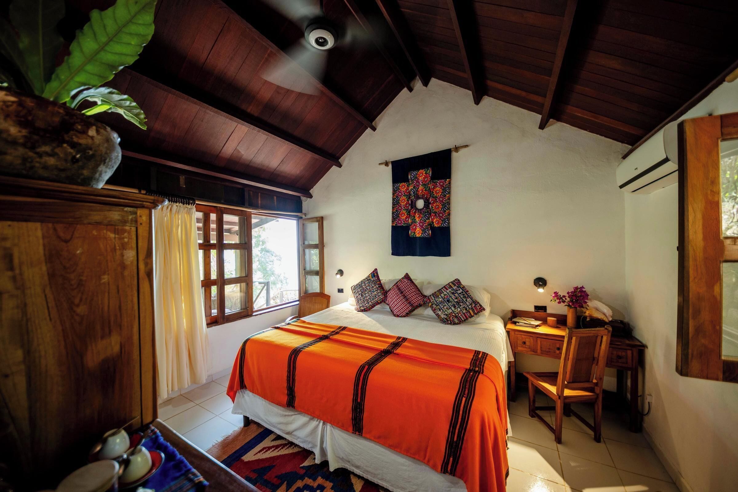 Chambre Standard, 1 très grand lit, vue partielle sur le lac, côté jardin | Literie de qualité, minibar, coffre-fort, bureau