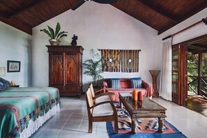 Chambre Supérieure, 1 très grand lit, vue lac, en bord de lac