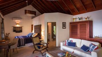 Hochwertige Bettwaren, Minibar, Zimmersafe, Schreibtisch