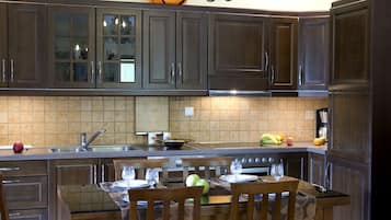 Villa, 3 Bedrooms | Private kitchen | Full-size fridge, oven, stovetop, dishwasher