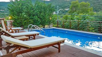2 outdoor pools, pool loungers