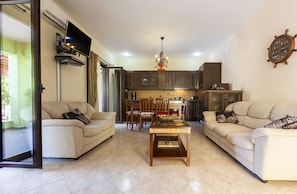 ヴィラ 3 ベッドルーム | リビング エリア | 薄型テレビ