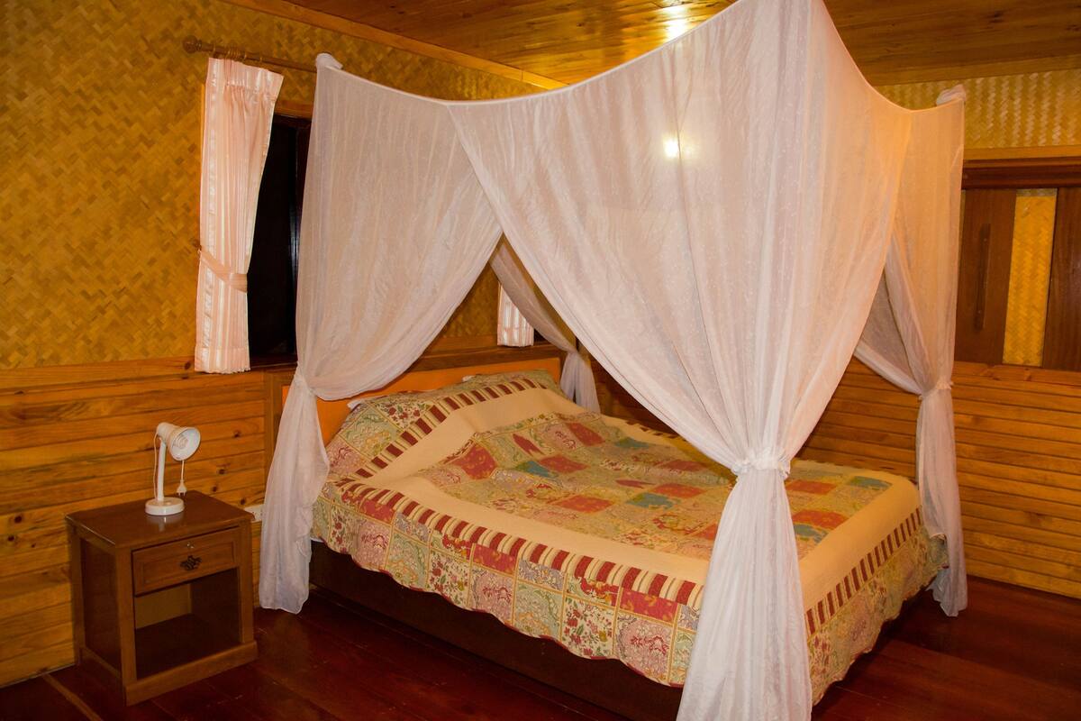 Free minibar items, desk, free WiFi, bed sheets