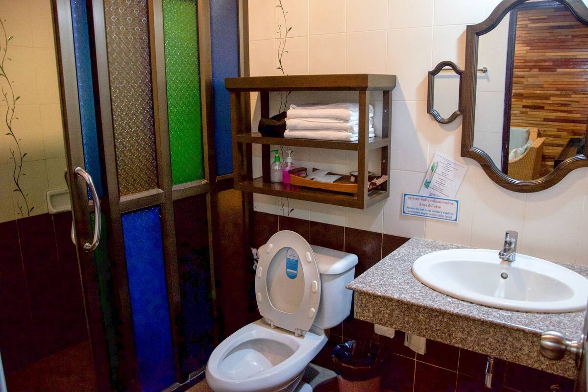 deluxe room | free minibar items, desk, free wifi, bed sheets