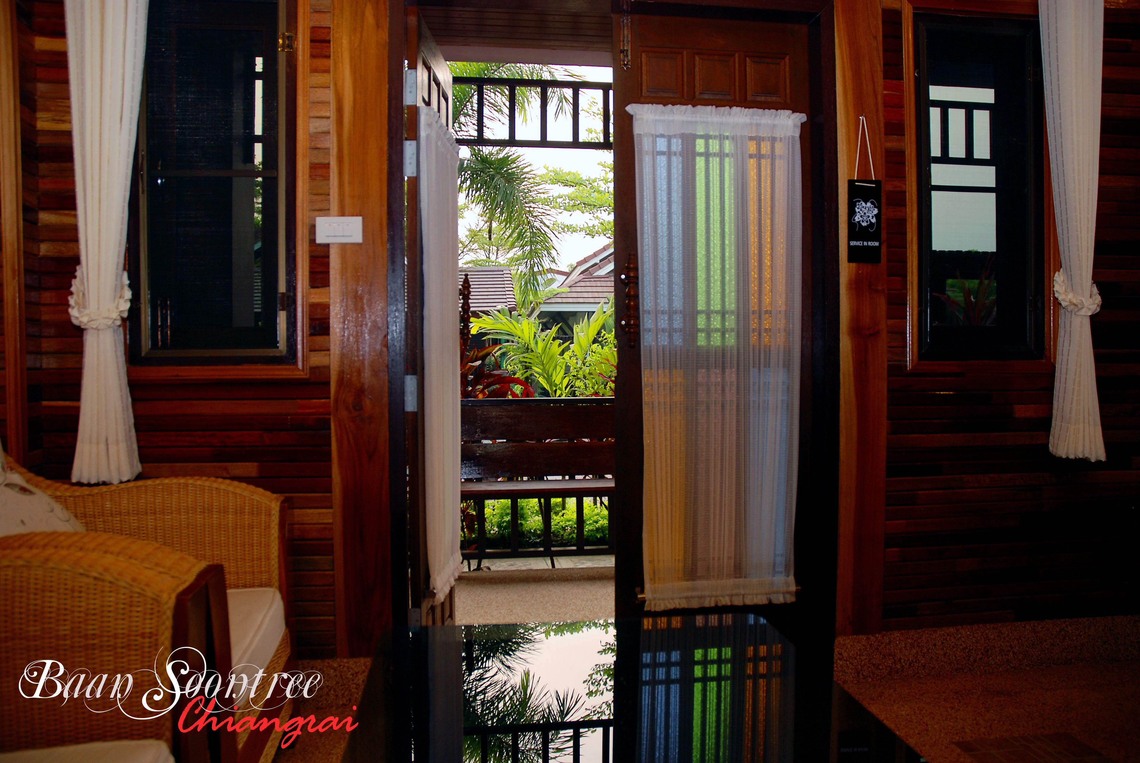 Isi minibar gratis, meja kerja, Wi-Fi gratis, dan seprai linen