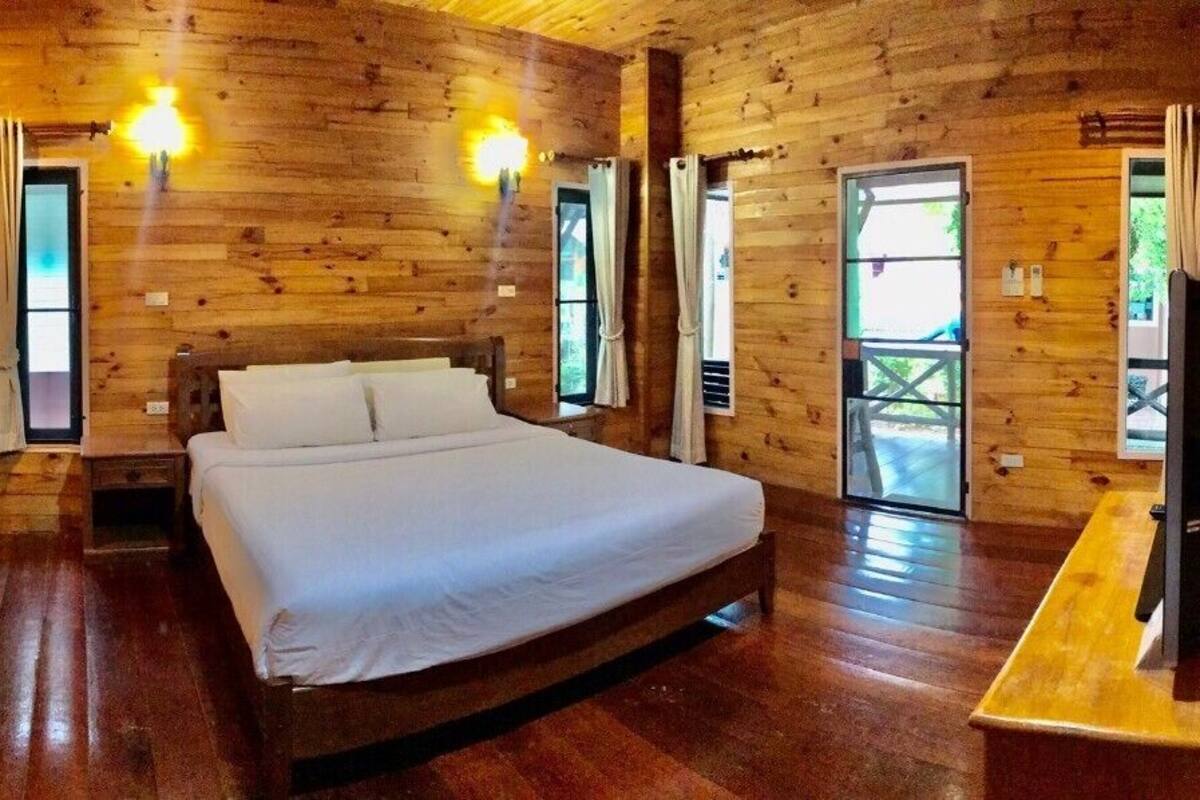 superior room | free minibar items, desk, free wifi, bed sheets