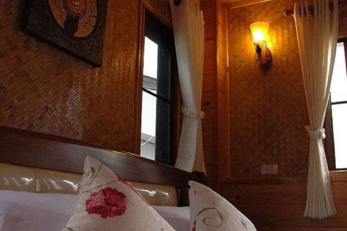 Free minibar items, desk, free WiFi, bed sheets