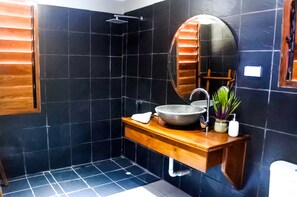 Studio Confort, 1 chambre, vue sur l’océan, au bord de l’océan | Salle de bain | Douche, douche cascade, serviettes fournies, papier de toilette