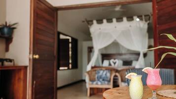 Romantische studio, 1 queensize bed, uitzicht op zee, aan het strand | Terras