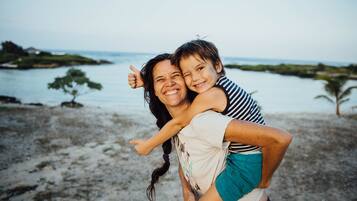 Bãi biển riêng, ghế dài tắm nắng, dù trên bãi biển, khăn tắm biển