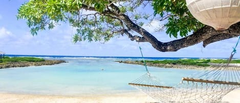 Aan een privéstrand, ligstoelen, parasols, strandlakens